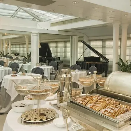 Отель Marriott Grand Flora